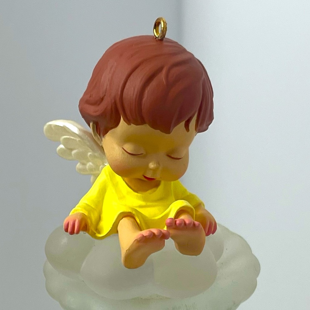 HALLMARK KEEPSAKE ORNAMENT 1988 MARY'S ANGELS BUTTERCUP #1 IN SERIES. Beautiful!